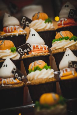 Cadılar Bayramı kutlaması için farklı şekerlemeli çikolata.