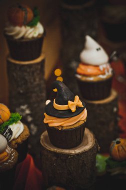 Cadılar Bayramı kutlaması için farklı şekerlemeli çikolata.