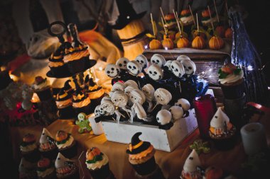 Cadılar Bayramı kutlaması için farklı şekerlemeli çikolata.