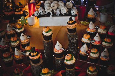 Cadılar Bayramı kutlaması için farklı şekerlemeli çikolata.