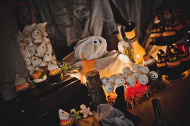 Cadılar Bayramı kutlaması için farklı şekerlemeli çikolata.