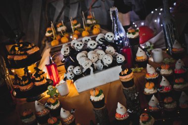 Cadılar Bayramı kutlaması için farklı şekerlemeli çikolata.