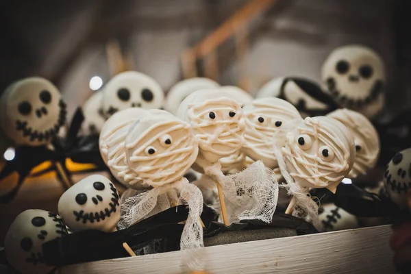 Cadılar Bayramı 'nda balkabağı pastalı poplar vardı. Şeker çubuğu.