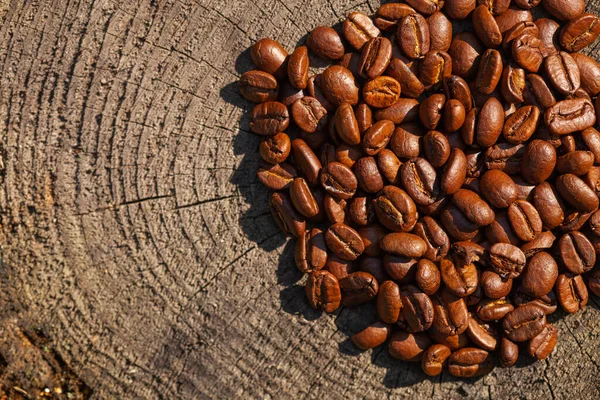 Geröstete Kaffeebohnen Auf Natürlichem Holz Hintergrund — Stockfoto