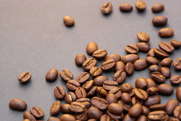 茶色のローストコーヒー豆 暗い背景に種 エスプレッソ ダーク アロマ ブラックカフェインドリンク 隔離されたエネルギーモカ カプチーノ成分を閉じます コピーペーストテキストフリースペース — ストック写真