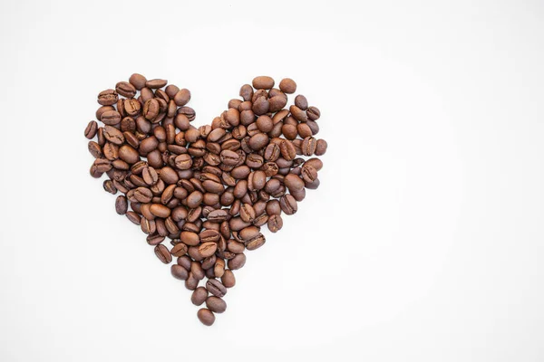 咖啡豆的心脏在白色背景下分离 咖啡豆的心形 顶级食品 — 图库照片