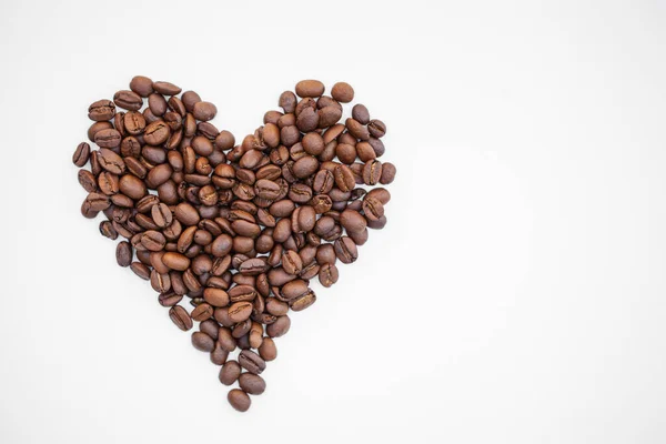 Кофейные Зерна Сердце Изолированы Белом Фоне Кофейные Зерна Форме Сердца — стоковое фото