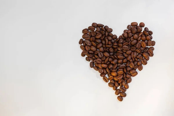 Granos Café Corazón Aislado Sobre Fondo Blanco Granos Café Forma — Foto de Stock