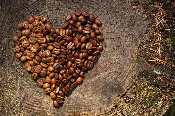 Kaffeebohnen Auf Einem Hölzernen Alten Texturhintergrund Biokaffee Kaffeebohnen Herzform Natürliche — Stockfoto