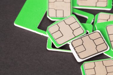 Sim kart adaptöründen koyu arkaplanda bir sürü nano ve mikro sim kart ayıkla