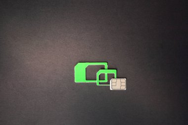 Siyah arkaplanda sim kart adaptörlerinden nano sim kart ayıklaması