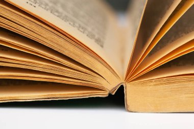 Beyaz arkaplan üzerine bir sürü sayfası olan eski açık kitap