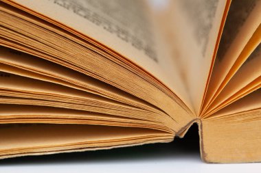 Beyaz arkaplan üzerine bir sürü sayfası olan eski açık kitap