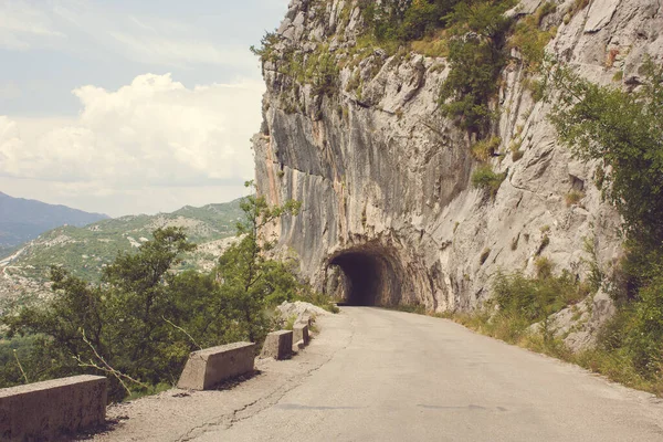 Solid Hard Rock Entree Korte Tunnelpoort Naar Road Een Bergachtige — Stockfoto