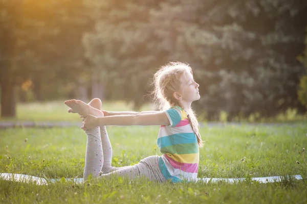 Stile Vita Sano Bambina Che Yoga Nel Parco Concezione Sana — Foto Stock