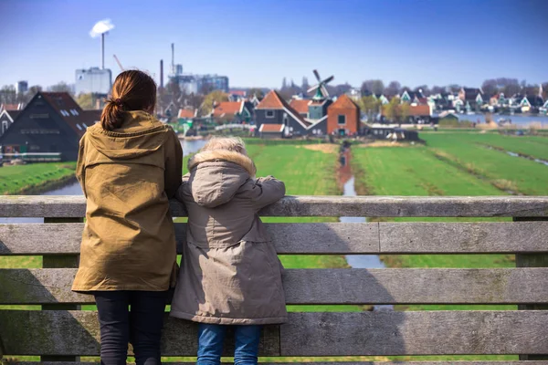 オランダ ザーンセ スカンスの風車を見て姉妹 — ストック写真