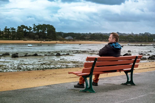 Homme Repose Sur Banc Sur Côte Océan Dans Nord Franc — Photo