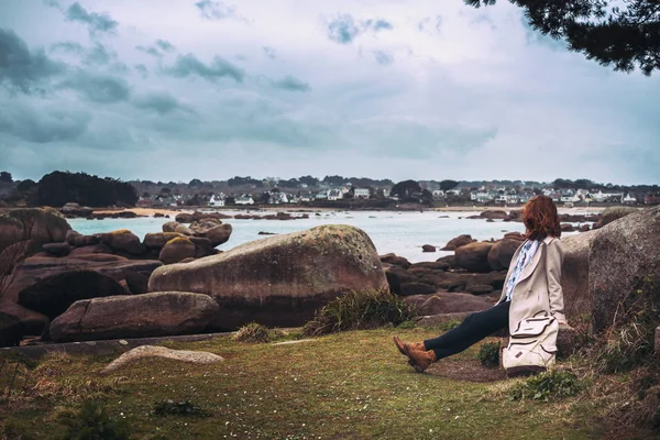 Kız Gezgin Deniz Kıyı Tregastel Brittany Yakınındaki Bir Bankta Oturur — Stok fotoğraf