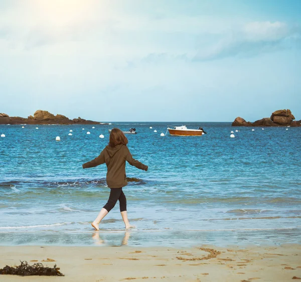 かわいい女の子は トレガステル ノルマンディーの海の海岸の上を歩きます フラン — ストック写真