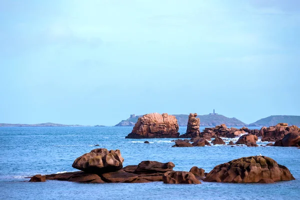 典型的なフランスの北でトレガステル ブルターニュ海岸 ピンクの岩 — ストック写真