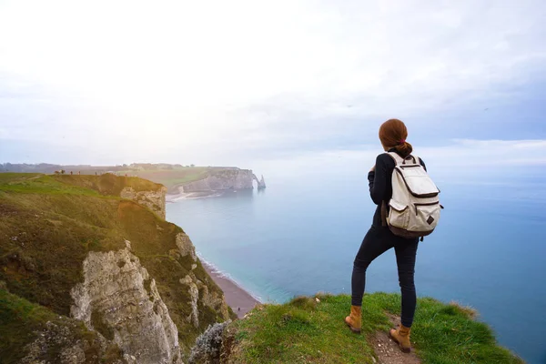 Hermoso Paisaje Chica Pie Borde Roca Etretat Franc —  Fotos de Stock