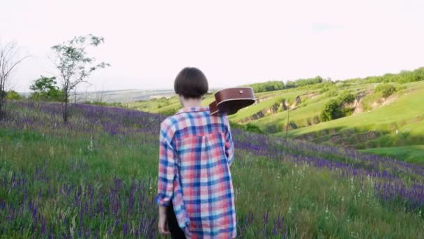 Gångavstånd tjej med ukulele — Stockvideo
