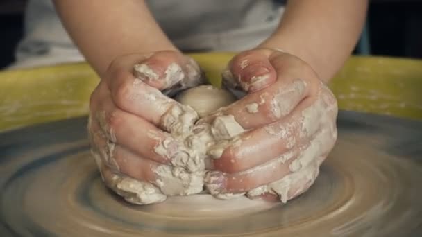 Το παιδί τα χέρια κάνοντας αγγειοπλαστική αργίλου — Αρχείο Βίντεο