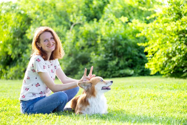 Corgi Flauschig Nahaufnahme Porträt Und Sein Besitzer Auf Dem Outdoo — Stockfoto