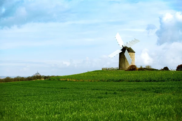 老传统 Normandian 风车在领域 诺曼底 — 图库照片
