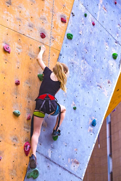 Bouldering Küçük Kız Wal Tırmanma — Stok fotoğraf