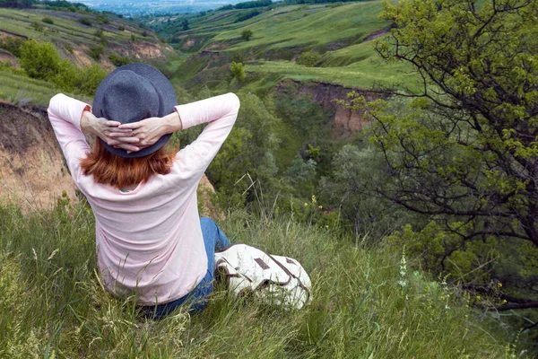 Літо Дівчина Капелюсі Прогулянки Тлі Традиційні Українські Landscap — стокове фото