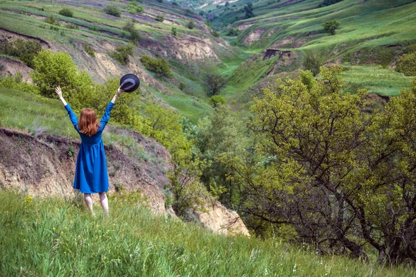 夏天女孩在帽子步行在传统乌克兰景观意蕴的背景下 — 图库照片