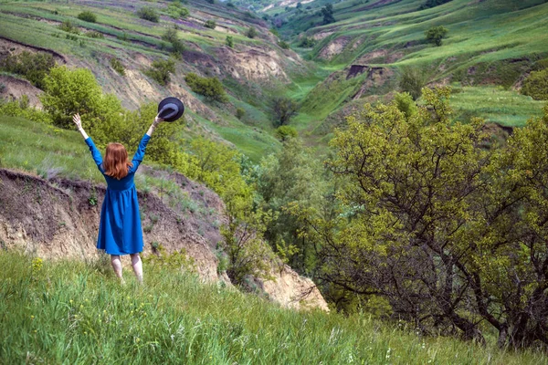 Estate Ragazza Cappello Passeggiate Sullo Sfondo Del Paesaggio Tradizionale Ucraino — Foto Stock