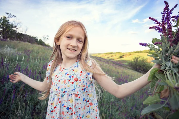 Verão Menina Bonita Prado Com Buquê Salvi — Fotografia de Stock