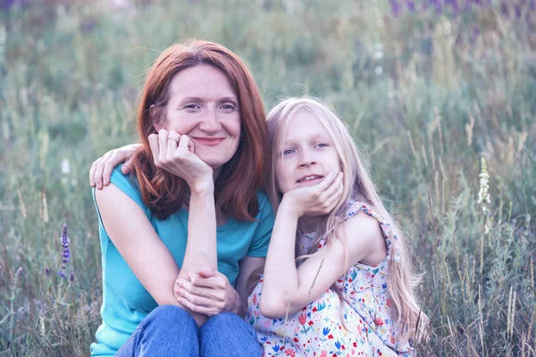 Familj Lycklig Mor Och Dotter Äng — Stockfoto