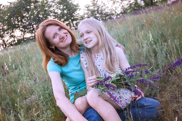 幸せな母親と娘の牧草地で — ストック写真