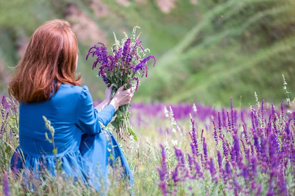 Léto Krásnou Dívku Louce Kyticí Wildflower — Stock fotografie