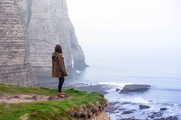 Flicka Som Står Vid Kanten Rock Etretat Franc — Stockfoto