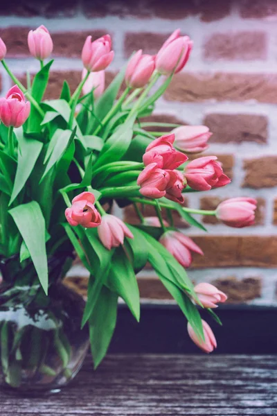 Belles Tulipes Roses Dans Vase Sur Fond Mur Briques Voiture — Photo