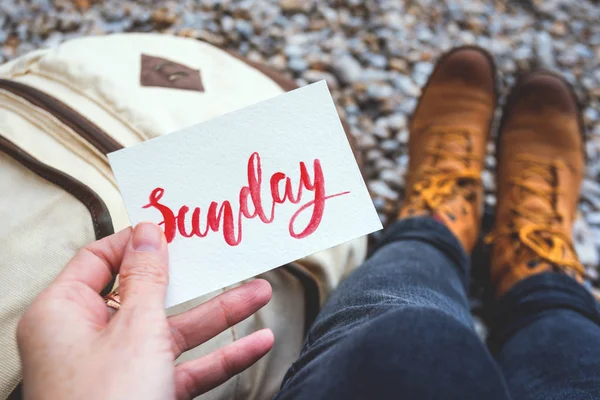 Resa Och Weekend Inskriften Söndag Bakgrund Ryggsäck Och Trekking Boot — Stockfoto