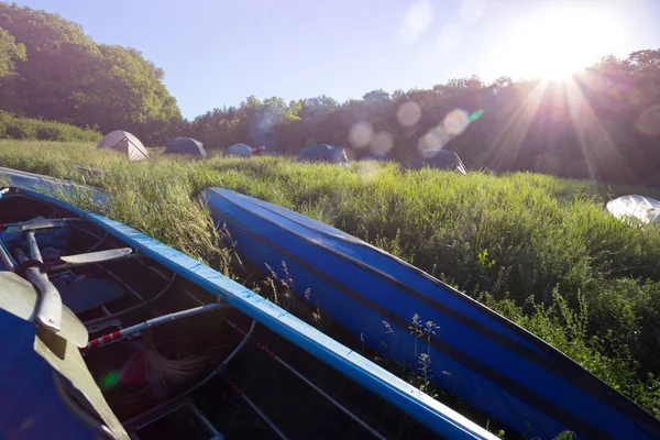 夏季和积极的运动 帐篷站在草地和独木舟在 Foregroun — 图库照片
