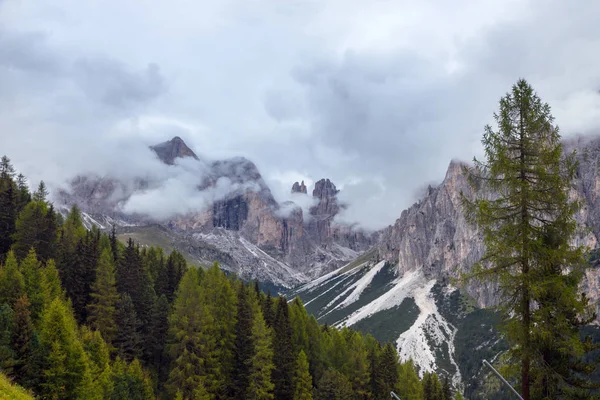 Güzel Manzara Bulutlu Gün Dolomites Dağlar Görüntülemek Bulutlu Gün Ital — Stok fotoğraf