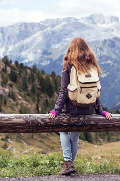 座っていると雪の山を見て ハイカーを女の子 ドロミテ イタリア — ストック写真