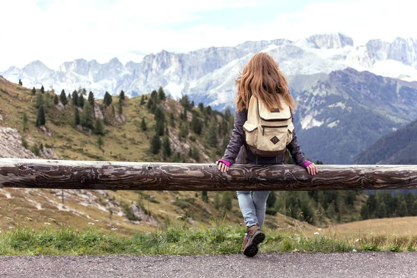 Tramp Dívka Sedí Při Pohledu Pohoří Zasněžované Dolomity Itálie — Stock fotografie