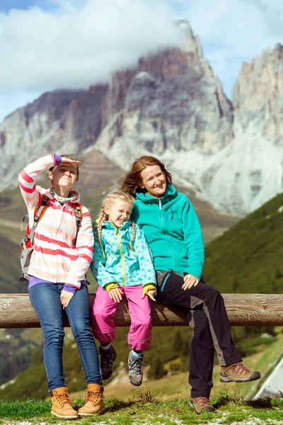 Mutlu Spor Giyim Aile Anne Iki Kız Kardeş Kız Yürüyüşçüler — Stok fotoğraf