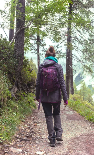 Chica Excursionista Caminando Por Sendero Las Montañas Dolomitas Ital —  Fotos de Stock