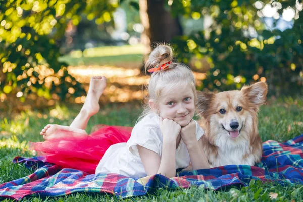 Frohe Feiertage Schöne Blonde Mädchen Und Corgi Flauschig Auf Dem — Stockfoto