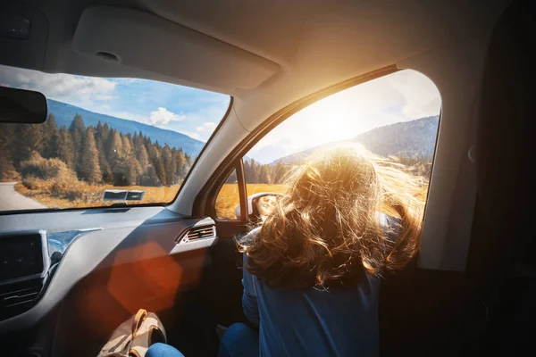 Glückliches Schönes Mädchen Das Einem Auto Quer Durch Die Dolomiten — Stockfoto