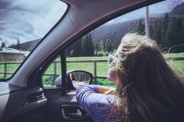 Glückliches Schönes Mädchen Das Einem Auto Quer Durch Die Dolomiten — Stockfoto