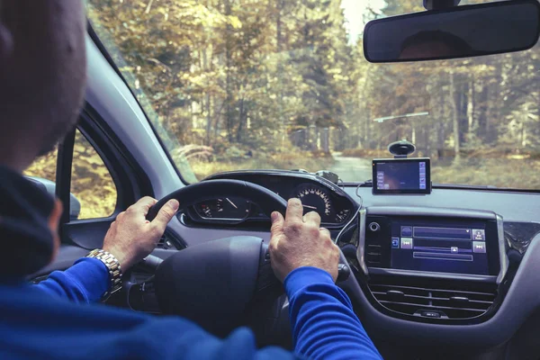 Roadtrip Mannens Händer Hjulet Och Bergen Bak — Stockfoto